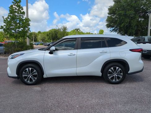 Used 2023 Toyota Highlander XLE FWD image 3