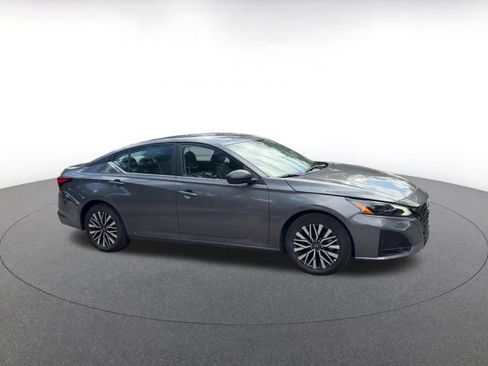 Used 2026 Nissan Altima 2.5 SV FWD image 2