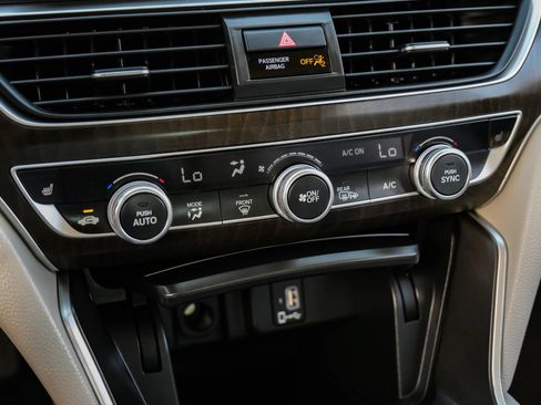 Used 2018 Honda Accord EX image 32