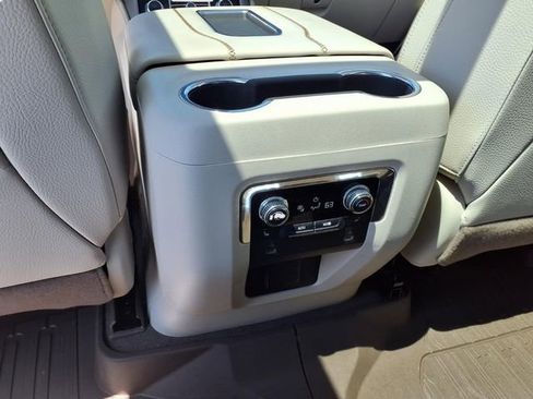 Used 2023 GMC Yukon XL Denali AWD/4WD image 12