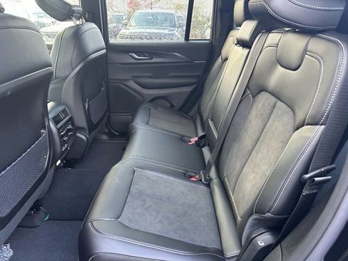 New 2025 Jeep Grand Cherokee Altitude image 18