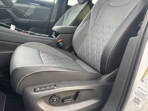 Certified 2025 Volkswagen Tiguan SEL R-Line image 20