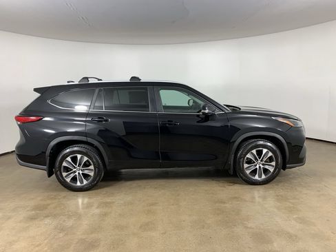 Used 2023 Toyota Highlander XLE AWD/4WD image 7