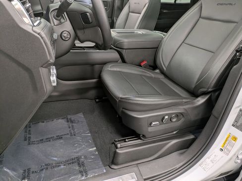 Used 2023 GMC Yukon Denali w/ Advanced Technology Package AWD/4WD image 10
