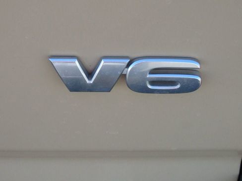 Used 2016 Toyota Tacoma SR5 w/ SR5 Appearance Package (SN) image 13