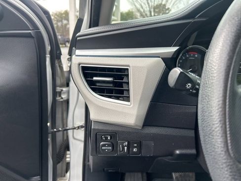 Used 2015 Toyota Corolla LE image 24