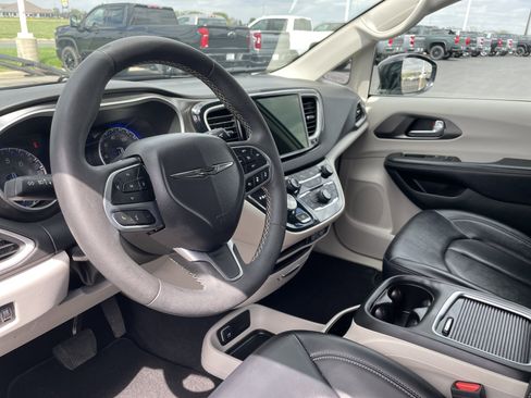 Used 2024 Chrysler Pacifica Touring-L FWD image 9