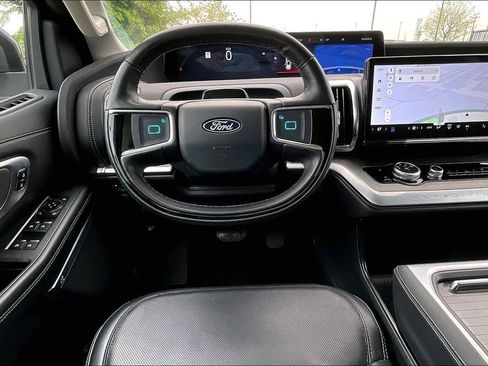 Used 2025 Ford Expedition Platinum image 7