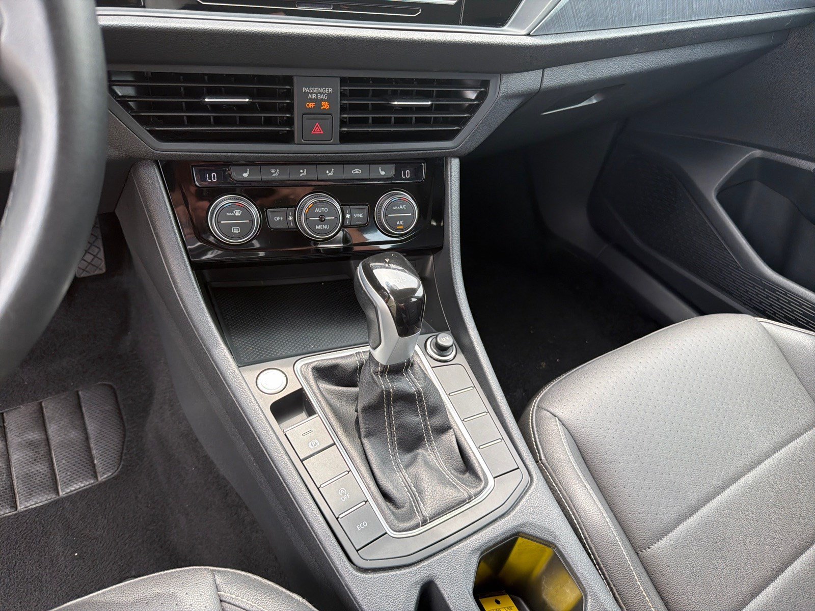 Used 2024 Volkswagen Jetta SE FWD image 30