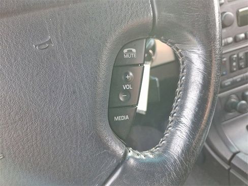 Used 2005 Ford Thunderbird image 25