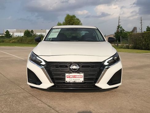 Used 2025 Nissan Altima 2.5 SV FWD image 11