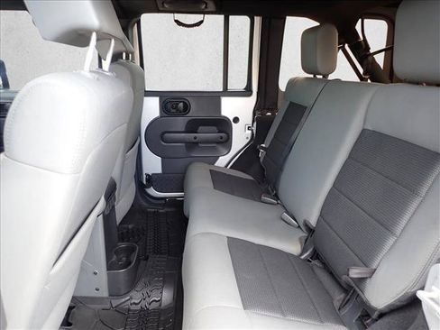 Used 2010 Jeep Wrangler Unlimited Rubicon AWD/4WD image 7