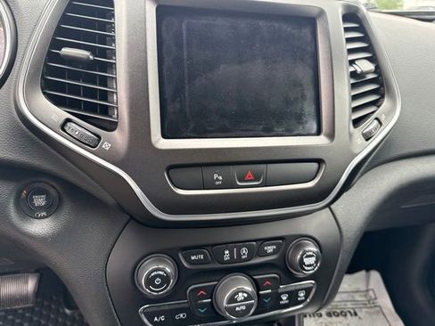 Used 2020 Jeep Cherokee Trailhawk AWD/4WD image 24