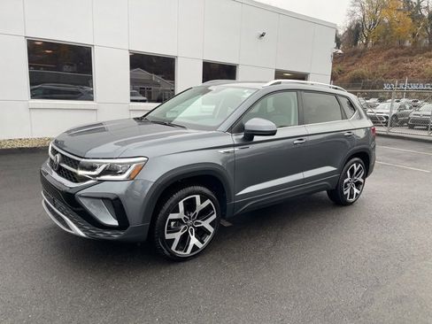 Certified 2022 Volkswagen Taos SEL w/ Panoramic Sunroof Package image 2