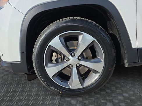 Used 2020 Jeep Cherokee Limited image 34