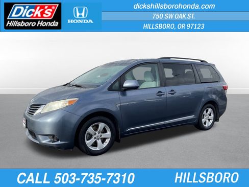 Used 2017 Toyota Sienna LE image 1