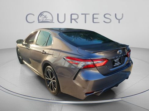 Used 2018 Toyota Camry SE FWD image 2