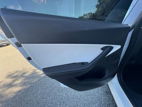 Used 2022 Tesla Model Y Performance image 15