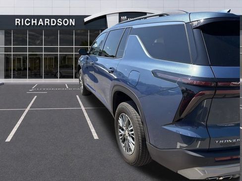 Used 2025 Chevrolet Traverse LT FWD image 11