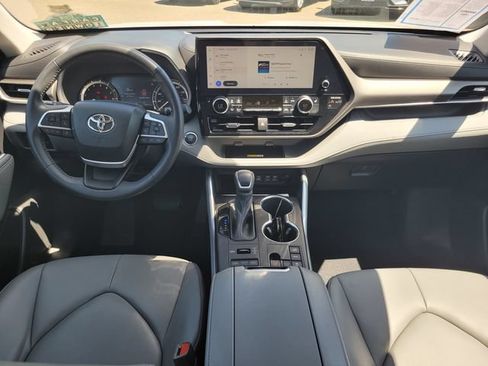 Used 2023 Toyota Highlander XLE AWD/4WD image 14