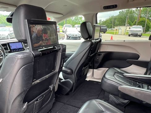 Used 2017 Chrysler Pacifica Touring-L Plus FWD image 24