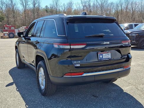 Used 2023 Jeep Grand Cherokee Laredo AWD/4WD image 9