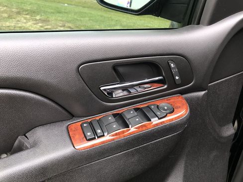 Used 2013 Chevrolet Avalanche LT image 12