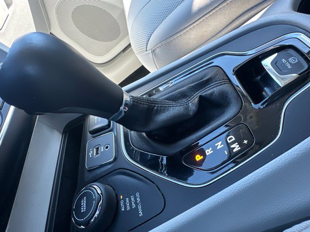 Used 2021 Jeep Cherokee Limited w/ Elite Package AWD/4WD image 32