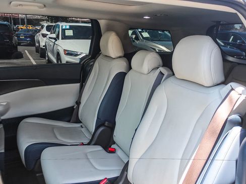 Used 2025 Kia Carnival SX FWD image 23