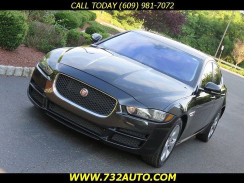 Used 2017 Jaguar XE image 14