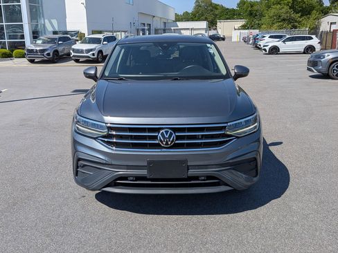 Used 2023 Volkswagen Tiguan SE w/ Panoramic Sunroof Package image 8