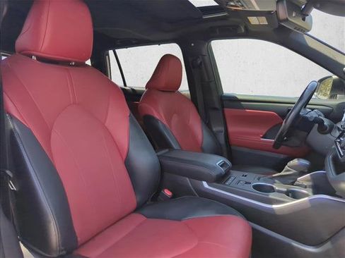 Used 2022 Toyota Highlander XSE FWD image 26