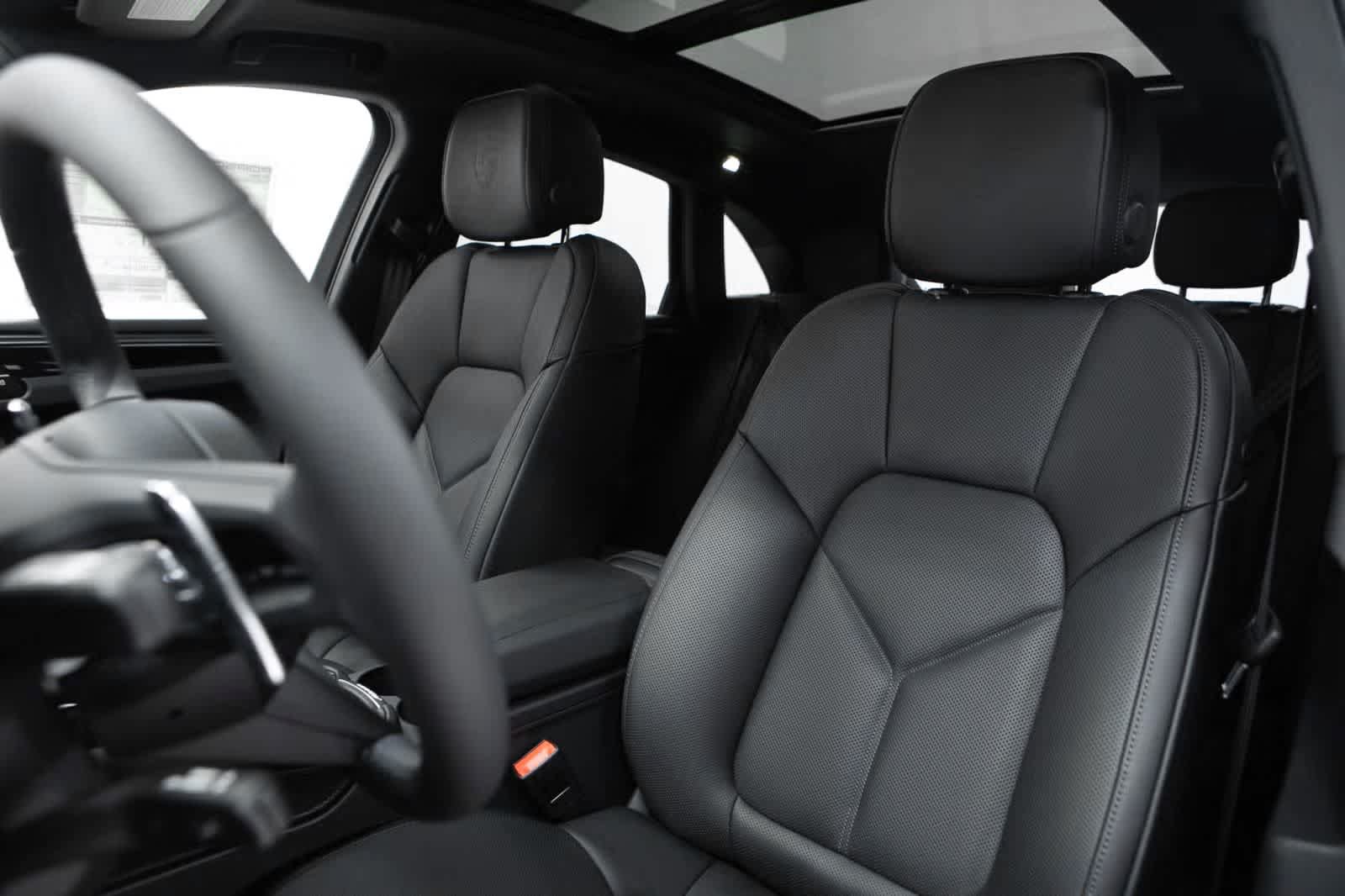 Certified 2026 Porsche Macan AWD/4WD image 5