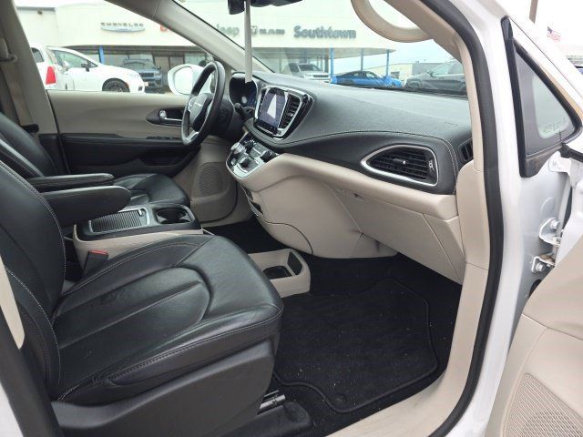Certified 2022 Chrysler Pacifica Touring-L AWD/4WD image 14