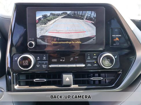 Used 2023 Toyota Highlander XLE image 6
