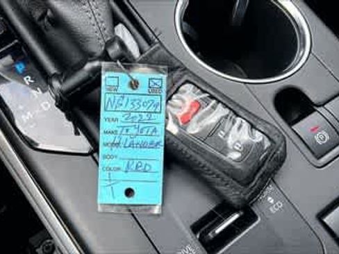 Used 2022 Toyota Highlander LE FWD image 28