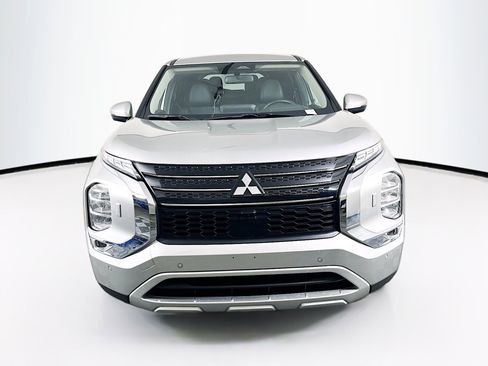 Used 2024 Mitsubishi Outlander SE image 2