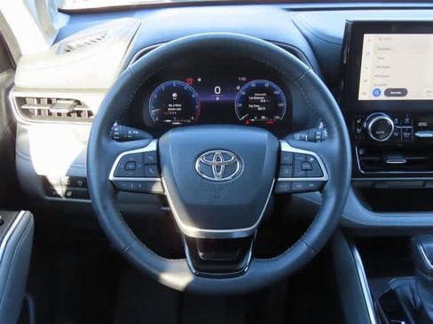 Used 2024 Toyota Highlander Limited image 20