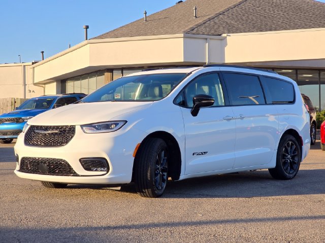 Certified 2025 Chrysler Pacifica Select w/ Fav Edition Package FWD image 22