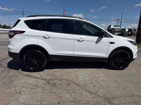 Used 2017 Ford Escape SE w/ Equipment Group 201A AWD/4WD image 9