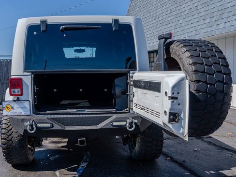 Used 2013 Jeep Wrangler Unlimited Rubicon w/ Connectivity Group image 9