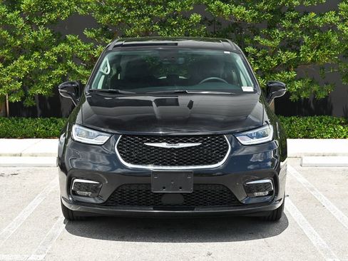 Used 2024 Chrysler Pacifica Touring-L FWD image 2