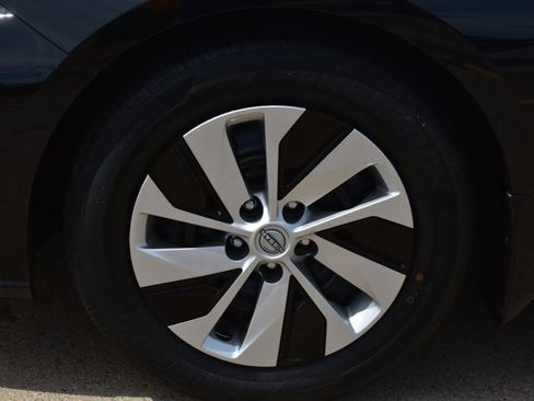 Used 2025 Nissan Altima 2.5 S FWD image 9