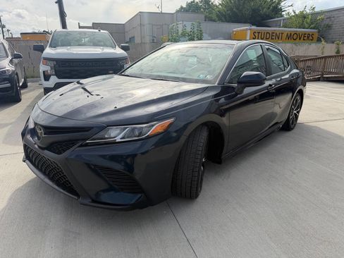 Used 2019 Toyota Camry SE FWD image 2