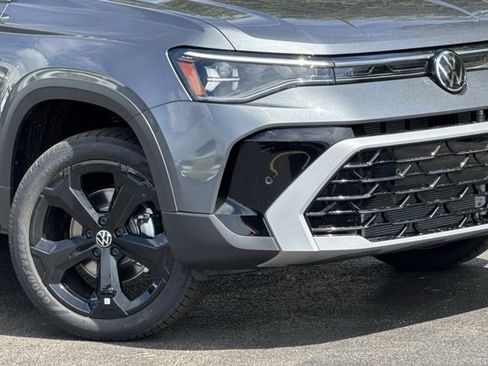New 2025 Volkswagen Taos SEL image 3