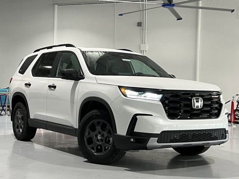 New 2025 Honda Pilot TrailSport image 2