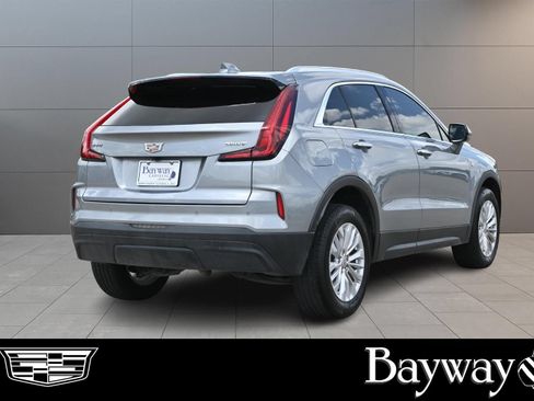 Used 2024 Cadillac XT4 Luxury w/ Cold Weather Package FWD image 6