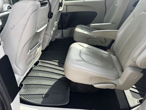 Used 2017 Chrysler Pacifica Touring-L Plus w/ Advanced Safetytec Group FWD image 16