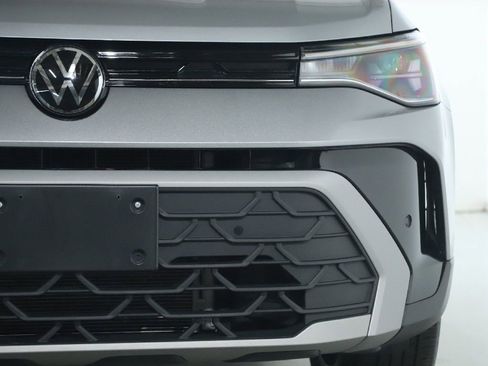 Used 2025 Volkswagen Taos SE AWD/4WD image 8