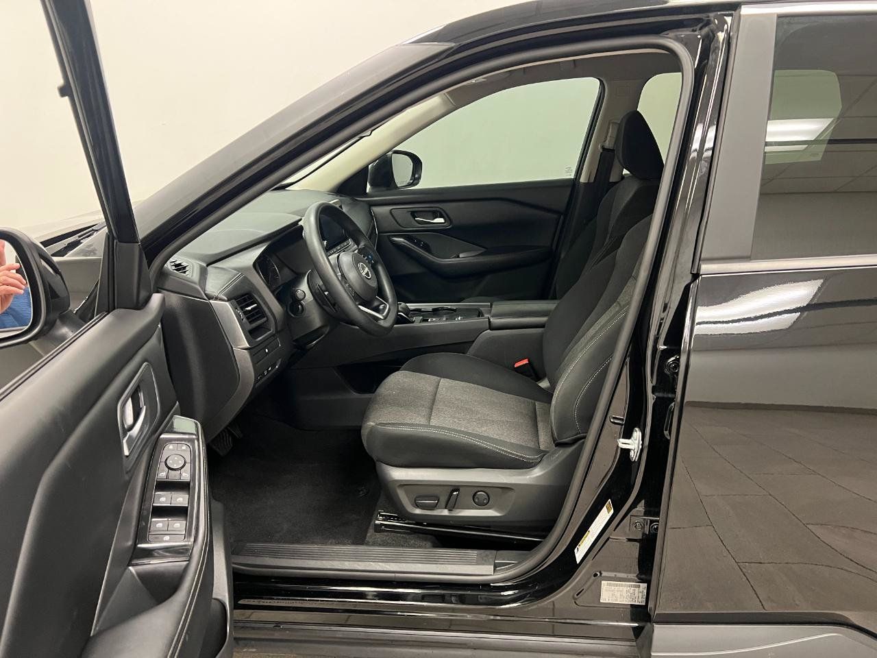 Used 2024 Nissan Rogue SV FWD image 18